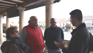 El PP de Cogolludo denuncia las “condiciones indignas e insalubres” de los temporeros de níscalos que el alcalde está consintiendo en el frontón municipal