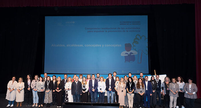 El alcalde de Azuqueca suscribe el “Compromiso institucional de impulsar la prevención de la violencia” 1 El alcalde de Azuqueca suscribe el “Compromiso institucional de impulsar la prevención de la violencia”