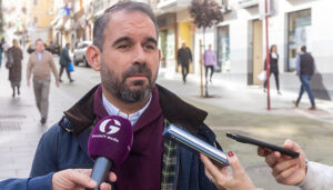 El pavimento de la calzada de Miguel Fluiters tiene que cambiarse al completo para tener una solución definitiva en esta calle