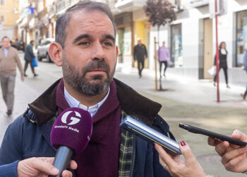 El pavimento de la calzada de Miguel Fluiters tiene que cambiarse al completo para tener una solución definitiva en esta calle