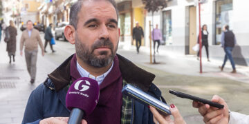 El pavimento de la calzada de Miguel Fluiters tiene que cambiarse al completo para tener una solución definitiva en esta calle