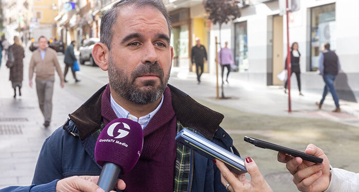 El pavimento de la calzada de Miguel Fluiters tiene que cambiarse al completo para tener una solución definitiva en esta calle