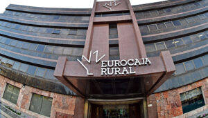 Moody's eleva un escalón la calificación crediticia institucional de Eurocaja Rural hasta A3, situándola al mismo nivel que el bono soberano español 2 Eurocaja Rural, calificada por la agencia Moody´s con un rating de Baa1