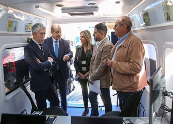 Grande-Marlaska anuncia en Brihuega el despliegue de ochenta unidades móviles en zonas rurales capaces de expedir el DNI y el pasaporte en diez minutos