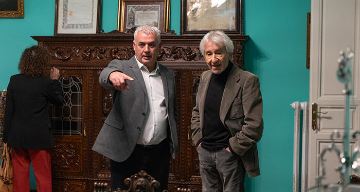 José Sacristán recoge personalmente en la Diputación la Abeja de Oro que le fue concedida el Día de la Provincia