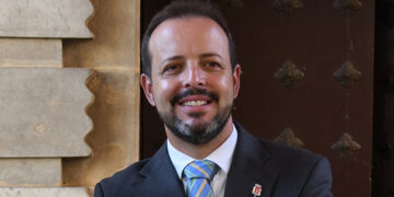 Juan Guadalajara reclama transparencia y soluciones urgentes para el transporte urbano y lanzaderas al AVE