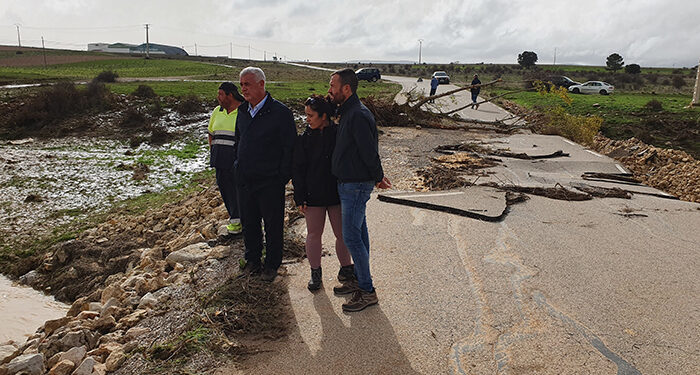 La Diputación de Guadalajara se centra en garantizar suministros básicos y limpiar carreteras en los pueblos afectados por la DANA 1 La Diputación de Guadalajara se centra en garantizar suministros básicos y limpiar carreteras en los pueblos afectados por la DANA