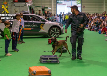 La Guardia Civil celebra una exhibición para escolares de Cuenca con motivo de los actos de su Patrona