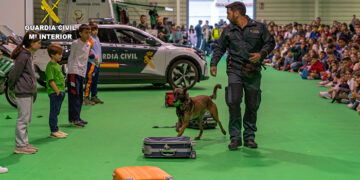 La Guardia Civil celebra una exhibición para unos 500 escolares de Cuenca con motivo de los actos de su Patrona