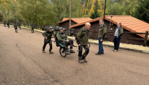 La Junta adquiere una silla adaptada Joelëtte para facilitar el senderismo inclusivo en la Serranía de Cuenca