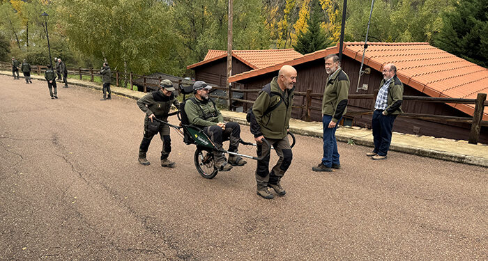 La Junta adquiere una silla adaptada Joelëtte para facilitar el senderismo inclusivo en la Serranía de Cuenca