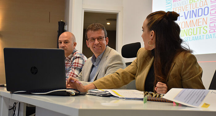 La Junta refuerza la educación plurilingüe en la provincia de Cuenca con la incorporación de 17 auxiliares de conversación nativos a centros de educación públicos 1 La Junta refuerza la educación plurilingüe en la provincia de Cuenca con la incorporación de 17 auxiliares de conversación nativos a centros de educación públicos