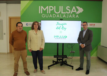 La alcaldesa de Torrejón del Rey destaca sus excelentes comunicaciones y ubicación estratégica durante su visita a la oficina Impulsa Guadalajara