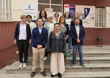 La delegada provincial de Economía, Empresas y Empleo y el alcalde visitan a las alumnas del RECUAL “Sacedón al cuidado de nuestros padres”