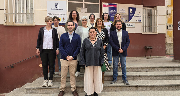 La delegada provincial de Economía, Empresas y Empleo y el alcalde visitan a las alumnas del RECUAL “Sacedón al cuidado de nuestros padres” 1 La delegada provincial de Economía, Empresas y Empleo y el alcalde visitan a las alumnas del RECUAL “Sacedón al cuidado de nuestros padres”