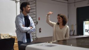 La empresa Mobiliario Humano fabrica “muebles que cuentan una historia” en colaboración con Aspadec y Aframas