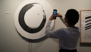 La metáfora del uróboro y la música protagonizan la nueva exposición de la Sala Parkett en la Facultad de Bellas Artes de Cuenca