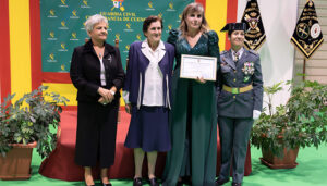 La presidenta de AMEP recibe un diploma honorífico de la Guardia Civil con motivo de la Virgen del Pilar