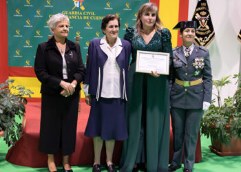 La presidenta de AMEP recibe un diploma honorífico de la Guardia Civil con motivo de la Virgen del Pilar