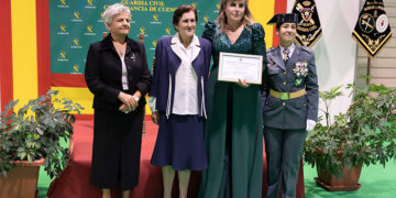 La presidenta de AMEP recibe un diploma honorífico de la Guardia Civil con motivo de la Virgen del Pilar