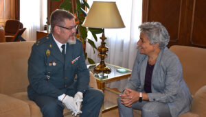 La subdelegada del Gobierno en Cuenca recibe al nuevo capitán del Subsector de Tráfico de la Guardia Civil, Juan Carlos Alonso