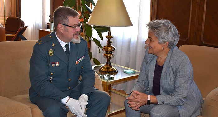 La subdelegada del Gobierno en Cuenca recibe al nuevo capitán del Subsector de Tráfico de la Guardia Civil, Juan Carlos Alonso 1 La subdelegada del Gobierno en Cuenca recibe al nuevo capitán del Subsector de Tráfico de la Guardia Civil, Juan Carlos Alonso