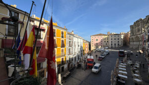 Las banderas del Ayuntamiento de Cuenca ondean a media asta en señal de duelo por los fallecidos a causa de la DANA