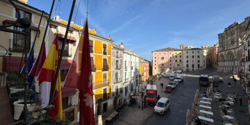 Las banderas del Ayuntamiento de Cuenca ondean a media asta en señal de duelo por los fallecidos a causa de la DANA