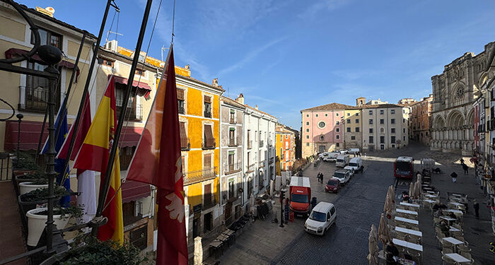 Las banderas del Ayuntamiento de Cuenca ondean a media asta en señal de duelo por los fallecidos a causa de la DANA