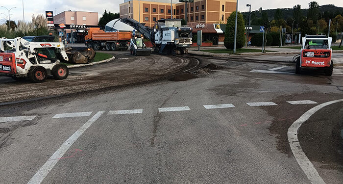 Las obras de asfaltado en la rotonda de Avda. Juan Carlos I provocan afecciones en el tráfico 1 Las obras de asfaltado en la rotonda de avda. Juan Carlos I provocan afecciones en el tráfico