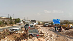 Las principales carreteras, tres líneas de Cercanías y la línea de alta velocidad en Valencia están gravemente dañadas por la DANA