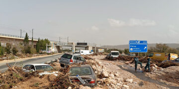 Las principales carreteras, tres líneas de Cercanías y la línea de alta velocidad en Valencia están gravemente dañadas por la DANA