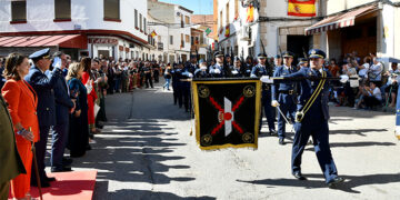 Ledaña homenajea a la Bandera de España