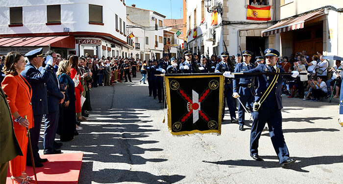 Ledaña homenajea a la Bandera de España