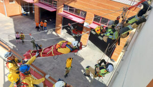 Los bomberos del parque de Tarancón participan en una jornada de formación con la Federación Madrileña de Espeleología