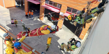 Los bomberos del parque de Tarancón participan en una jornada de formación con la Federación Madrileña de Espeleología