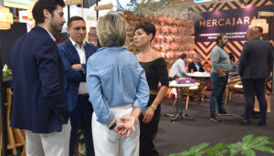 Martínez Chana destaca el potencial del sector agroalimentario durante la visita a los expositores conquenses en Fruit Attraction