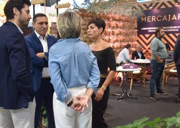 Martínez Chana destaca el potencial del sector agroalimentario durante la visita a los expositores conquenses en Fruit Attraction