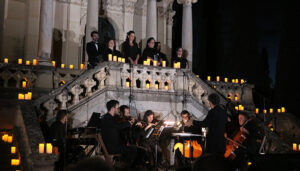 Más de 1.000 velas acompañaron al Ensemble de la Orquesta Filarmónica de la Mancha en la primera actuación del ciclo Guadalajara a la luz de las velas