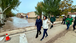 Milagros Tolón comprueba en Mira la gravedad de los destrozos causados por la riada y se solidariza con los vecinos
