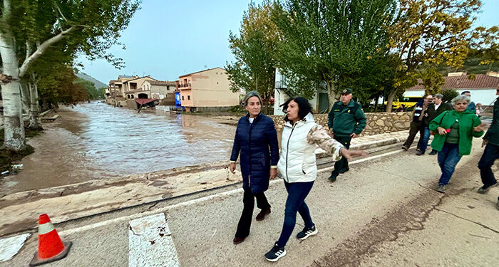 Milagros Tolón comprueba en Mira la gravedad de los destrozos causados por la riada y se solidariza con los vecinos 1 Milagros Tolón comprueba en Mira la gravedad de los destrozos causados por la riada y se solidariza con los vecinos