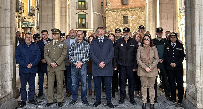 Minuto de silencio en el Ayuntamiento de Cuenca por las víctimas de la DANA