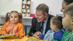 Page fija el objetivo de alcanzar la universalización de la educación gratuita de 2-3 años en los dos próximos cursos