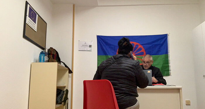 Tejiendo Caminos abre una nueva oficina de atención a mujeres de etnia gitana en los Pisos del Rey de Guadalajara 1 Tejiendo Caminos abre una nueva oficina de atención a mujeres de etnia gitana en los Pisos del Rey de Guadalajara