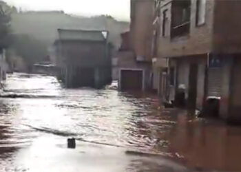 Los equipos de intervención encuentran el cadáver de una mujer de 88 años y rescatan a 40 personas en Mira tras el paso de la DANA 5 Un total de 134 efectivos trabajan en Mira tras las inundaciones sufridas por la DANA