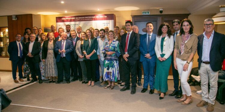 La Junta impulsa la promoción y la comercialización de los vinos de la región en el sur de España 1 La Junta impulsa la promoción y la comercialización de los vinos de la región en el sur de España