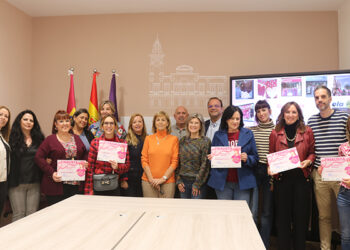 Autoescuela Vamos, Productos de Peluquería Dominguez y Donde Julieta, ganadores del concurso Escaparate en Rosa
