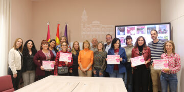 Autoescuela Vamos, Productos de Peluquería Dominguez y Donde Julieta, ganadores del concurso Escaparate en Rosa