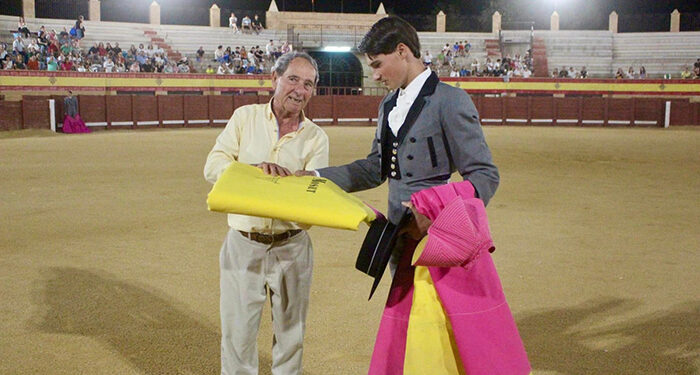 El Ayuntamiento de San Lorenzo de la Parrilla entregará el 23 de noviembre el premio del I Certamen Taurino ‘Curro Fuentes’ al novillero Daniel Moset 1 Ayuntamiento de San Lorenzo de la Parrilla entregará el 23 de noviembre el premio del I Certamen Taurino ‘Curro Fuentes’ al novillero Daniel Moset