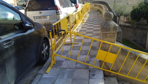 Cierre al tráfico en las calles Baltasar Porreño y Alonso de Céspedes tras constatar la evolución de las grietas detectadas en el muro